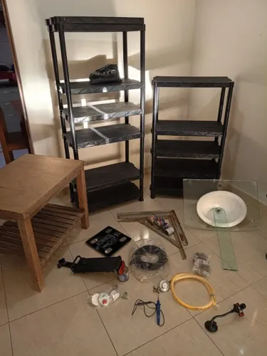 Mesa, 3 estantes novas, balança nova e outros 11 produtos