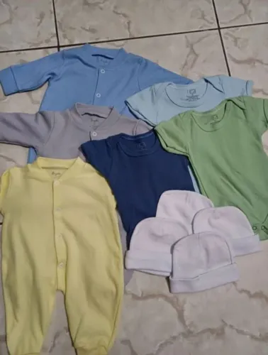 Lote roupas de bebê 3 bodys, 3 macacões e 4 toucas
