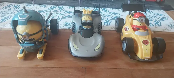 3 carrinhos Minions edição limitada de colecionar