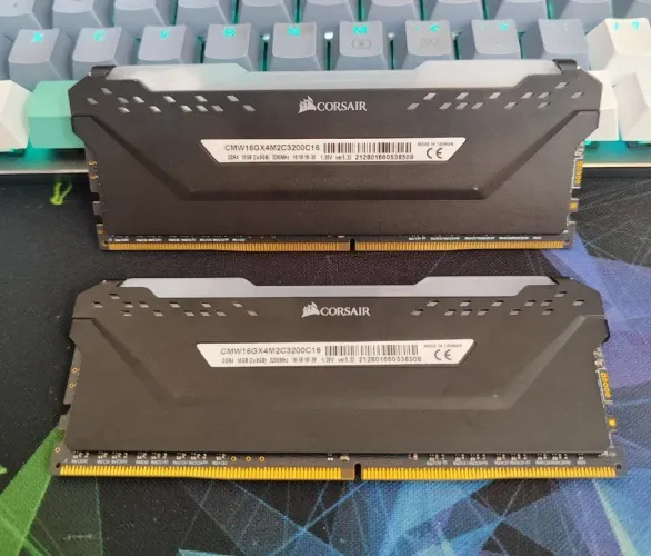 Memória Ram Corsair Venegeance 16GB (2x8gb) 3200MHz RGB DDR4 Usada