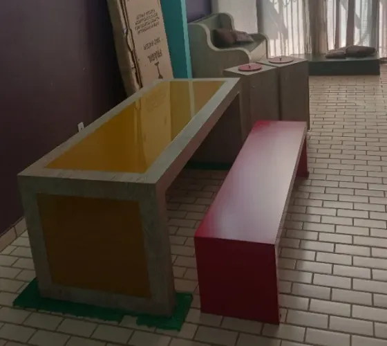 Conjunto de Móveis para Comércio ou Escritório (Mesas, Sofás e Lixeiras)