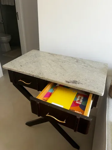 Mesa de apoio / aparador retrô com tampo de mármore e base em X