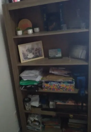 Vendo estante de madeira com 5 níveis e a mesma pode ser usada em quarto ou escritório.