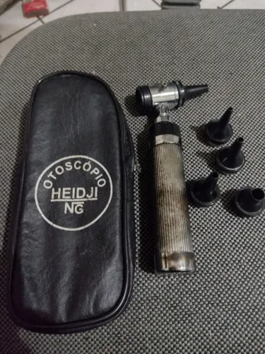Aparelho otoscópio funcionando para uso ou para colecionador