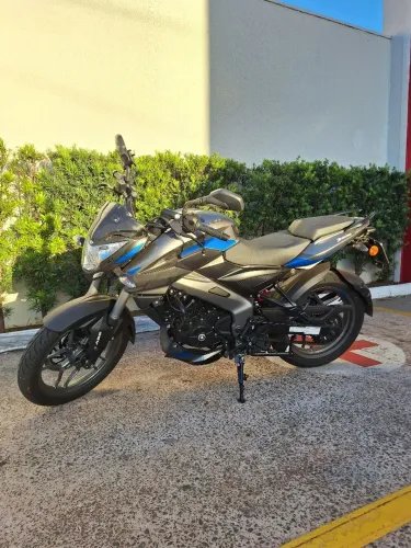 Bajaj dominar 200 pare de andar a pé 