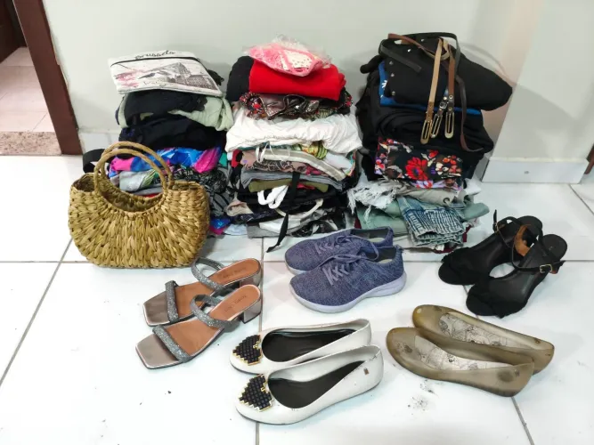 Lote de Roupas Sapatos Feminino Mala Rodinhas 30 Peças