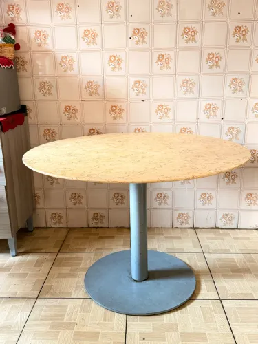 Mesa sem cadeiras 