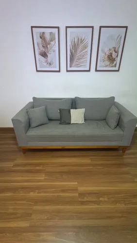 Sofá 3 lugares Beny base de madeira Linho cotton cinza