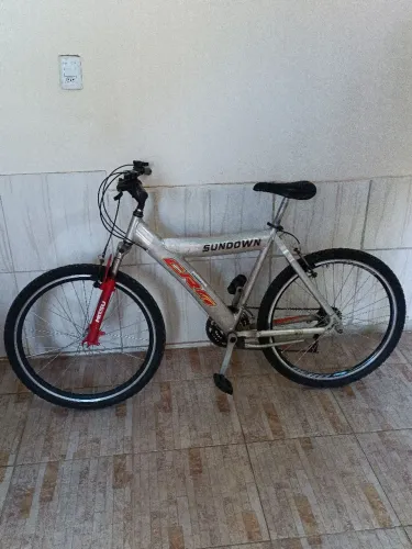 BICICLETA SUNDOWN CRO QUADRO DE ALUMÍNIO ARO 26 RAIO ANTE FERRUGEM 18 MACHAS