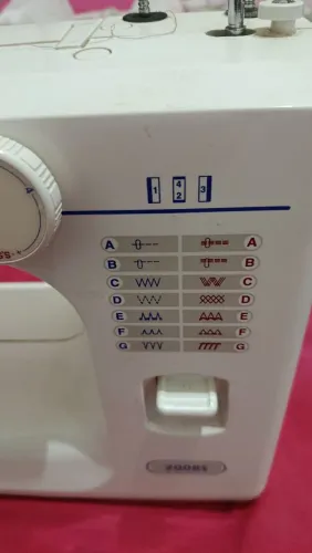 Máquina de custura em ótimo estado 