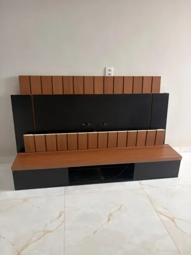 Painel de tv com aparador suspenso