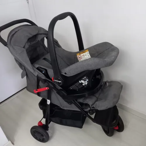 Carrinho Voyage com Bebê Conforto