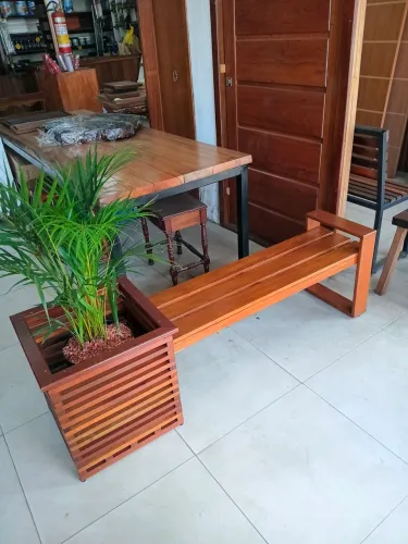 Banco de Jardim com Cachepô para Plantas!