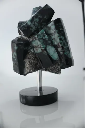 PEÇA EXCLUSIVA EM XISTO COM ESMERALDA NATURAL ?