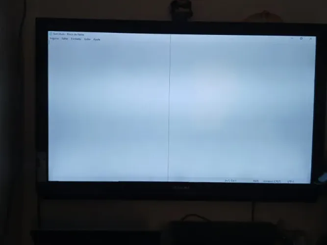 TV TOSHIBA REGZA SEM SUPORTE 40 POLEGADAS COM RISCO NO MEIO 