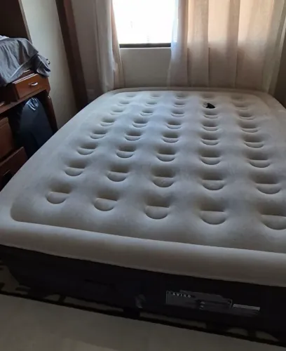 Colchão inflavel 40cm de altura ótimo com bomba para encher e secar.