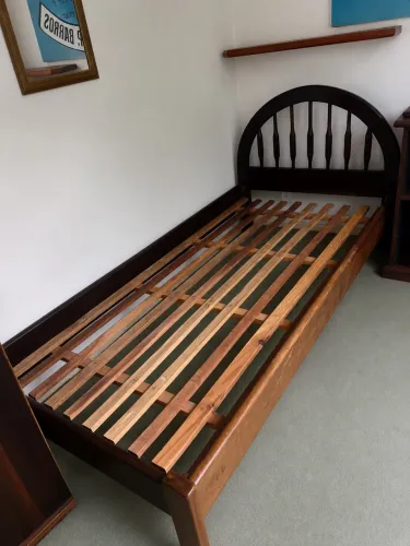 Vendo cama maciça com excelente estado de conservação 