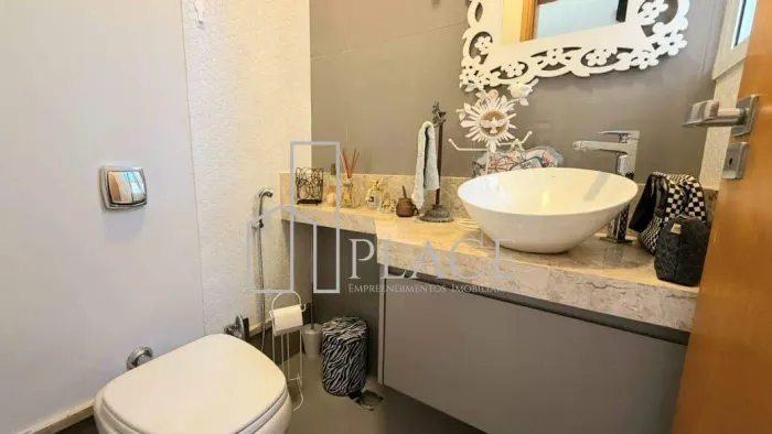 Casa à venda com 3 Suítes , com anexo contendo 1 Dormitório, 1 Cozinha planejada e 1 WC.