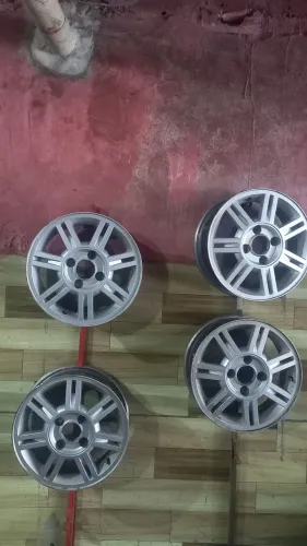 Vende-se jogo de rodas aro 14, furação 4x100 Ford, instalação por conta da casa.