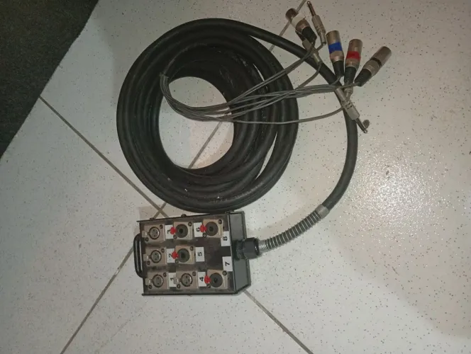 Multi Cabos 10 metros 8 vias.<br>4 vias XLR (MACHO)<br>4 vias P10<br><br>Revisada.<br>