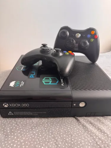 2 X Box 360 com 3 controles e jogos