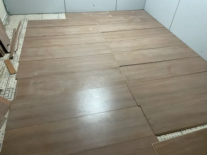 Piso laminado marrom