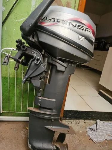 Motor de Popa Mariner 15 HP - Revisado com Tanque de Combustível