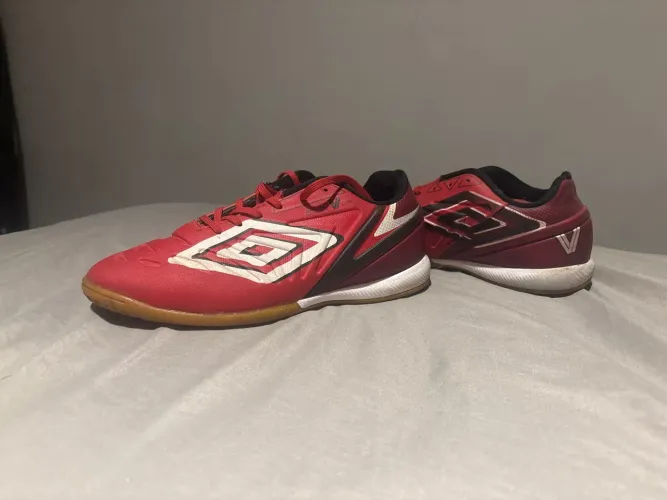 Chuteira umbro V club tamanho 38