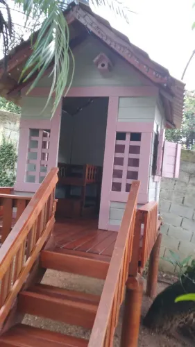 Playground com casinha de madeira