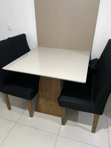 Mesa 90x90 com 4 cadeiras