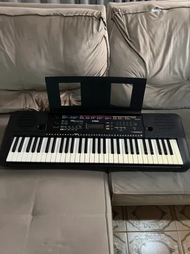 Teclado Yamaha PSR-E263 - Usado