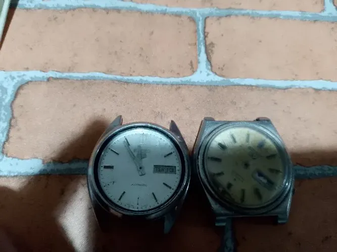 2 sucatas de relógio Seiko. 1 tem o balancim outro não. Para retirada de peças