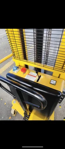 Empilhadeira Semi elétrica 