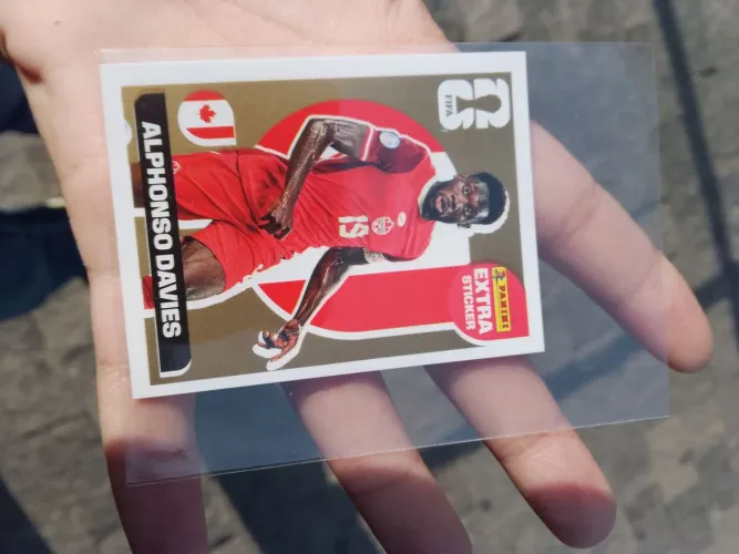 Figurinha extra sticker legend do Alphonso Davies Ouro Gold
