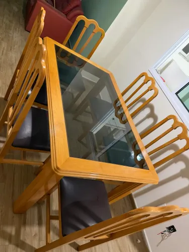 Mesa de jantar de madeira com tampo de vidro 6 lugares