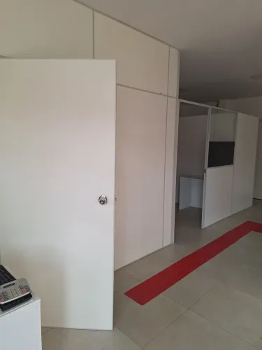 Divisórias com 2 portas.