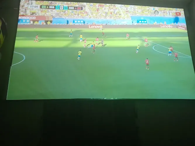 Vendo essa tela de projetor ótimo para assistir jogos imagens muito boa