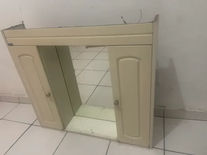 Armário com espelho