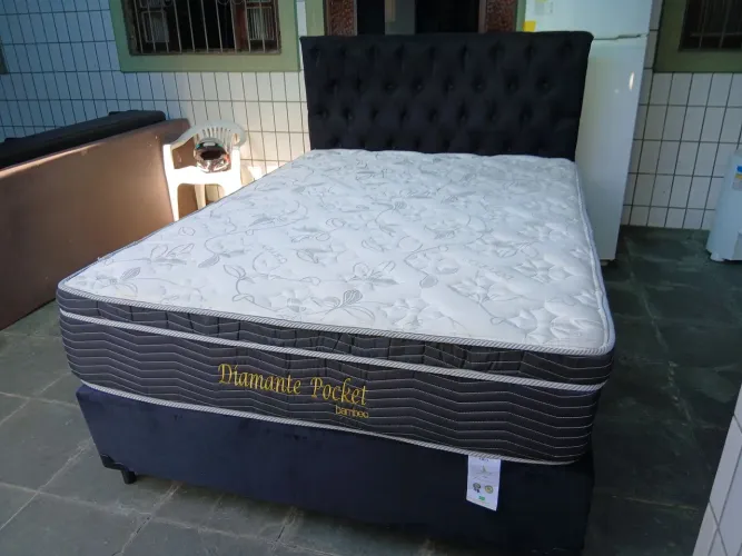 Cama box casal da ortobom molas em sacada com cabeceira. 
