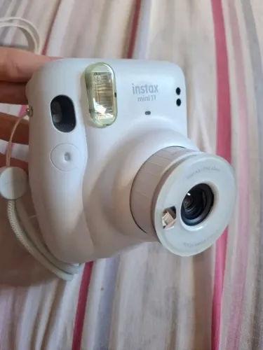 Vendo câmera instax mini 11 ( Foto sai na hora) 