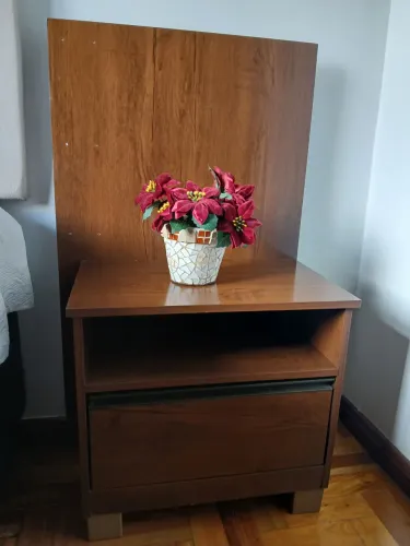 2 mesas de cabeceira