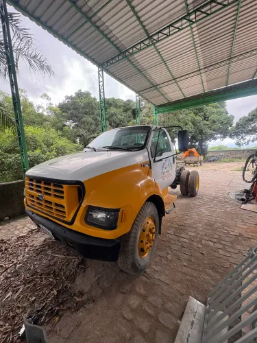 Caminhão F-12000 no chassis