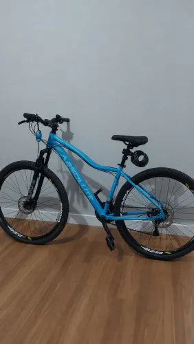 Bike Absolute Hera Aro 29, acompanha capacete e cadeado.