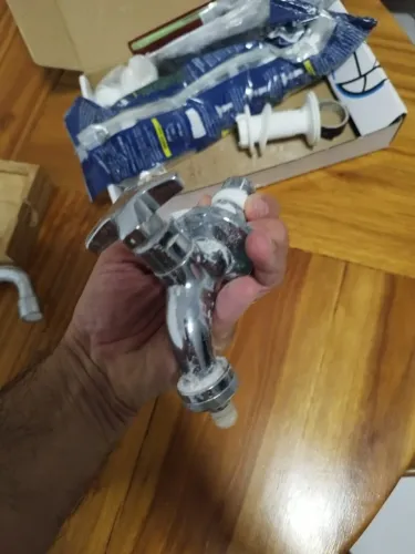 Torneira metálica cromada para jardim ou tanque com bico para mangueira