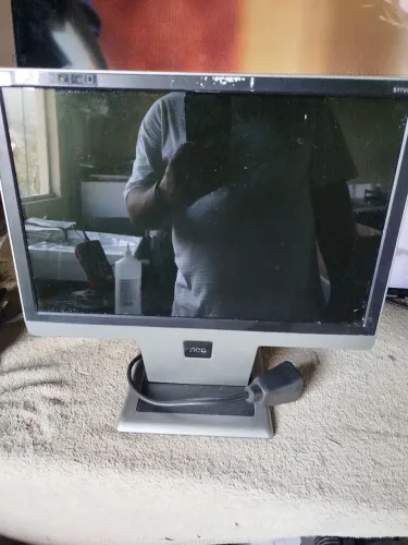 Monitor AOC 15 polegadas funcionando