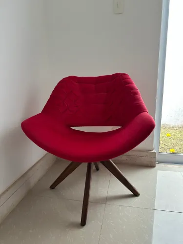 Cadeira giratória decorativa vermelha