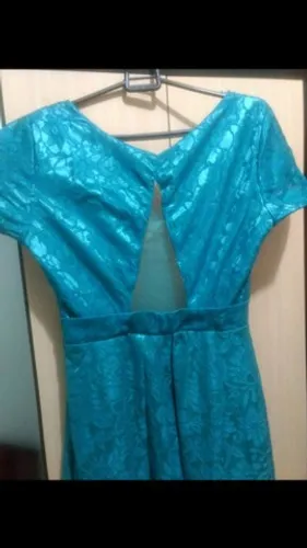 Vestido longo de renda forrada.