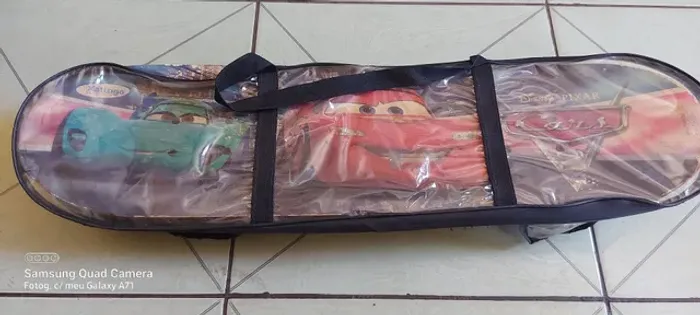 Vendo patinete Disney cars com capacete