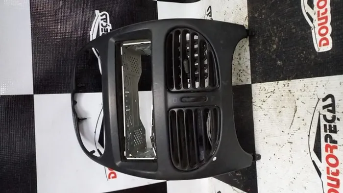 Moldura Central Painel Rádio Peugeot 206 Com Difusores