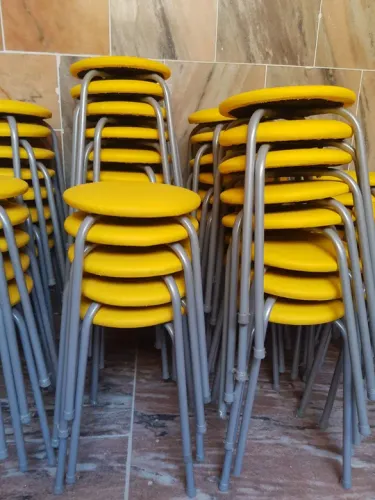 Banqueta baixa empilhável em aço (lote com 40)